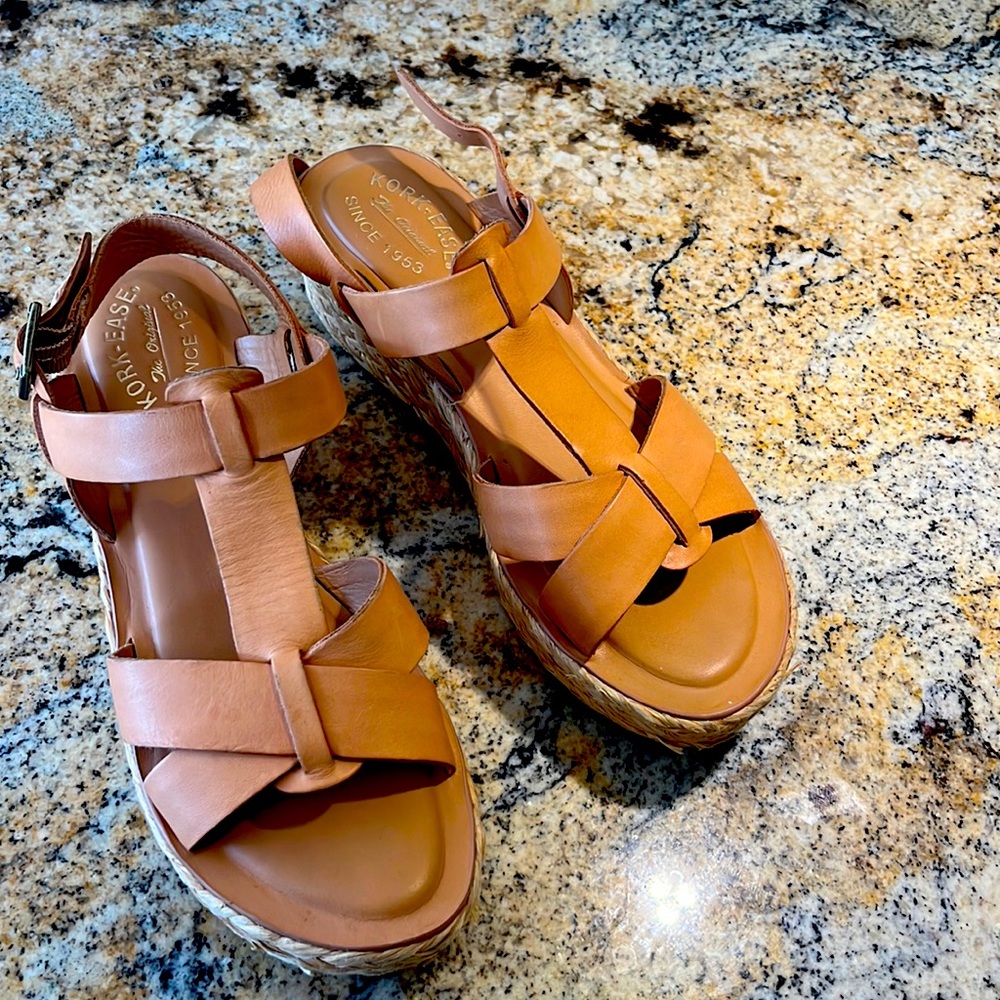 Kork-ease platform sandal. Size 10/42 with straw base and natural leather straps